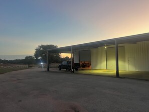 Exterior - Delightful farmhouse in Waller perfect for a relaxing getaway (Waller)