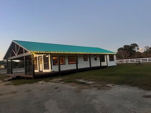 المنشأة من الخارج