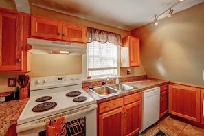 Private kitchen - Lehr Court Cottage – 2nd Floor 2BR (Wooster)