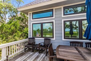 Outdoor dining - Spectacular marsh views close to ferry and lighthouse on Bald Head Island (Bald Head Island)