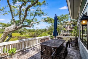 Outdoor dining - Spectacular marsh views close to ferry and lighthouse on Bald Head Island (Bald Head Island)