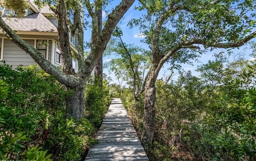 Spectacular marsh views close to ferry and lighthouse on Bald Head Island