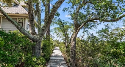Spectacular marsh views close to ferry and lighthouse on Bald Head Island