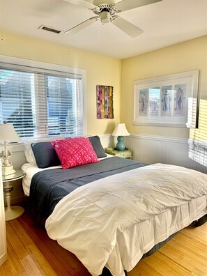 Room - Spectacular marsh views close to ferry and lighthouse on Bald Head Island (Bald Head Island)