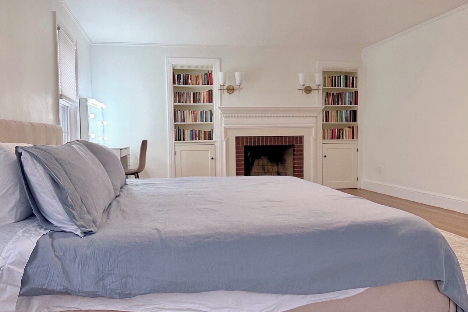 Tabla de planchar con plancha, wifi y ropa de cama 