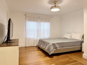 Room - 4-bedroom house in peaceful Cranston with AC for relaxing stays (Cranston)