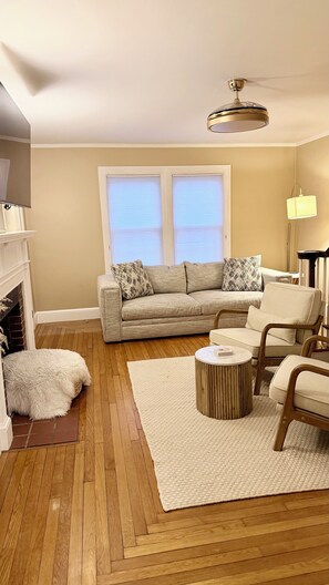 Living area - 4-bedroom house in peaceful Cranston with AC for relaxing stays (Cranston)