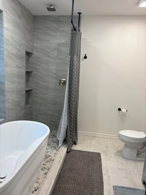 Douche, sèche-cheveux, serviettes fournies, savon
