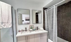 Shower, hair dryer, towels, soap - Bentley Commons Luxury 4 Bedroom Townhome in the Fallsview Tourist District (Niagara Falls)