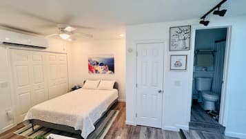 Tabla de planchar con plancha, wifi y ropa de cama