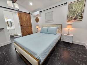 Desk, iron/ironing board, travel crib, WiFi - Comfy Tiny Home @WP. Large Private Deck+Queen bed (Winter Park)
