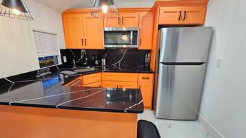 Geladeira, micro-ondas, cooktop, lava-louças