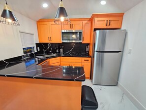 Geladeira, micro-ondas, cooktop, lava-louças