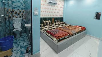 Comfort Quadruple Room, City View | Individually decorated, soundproofing, free WiFi, bed sheets