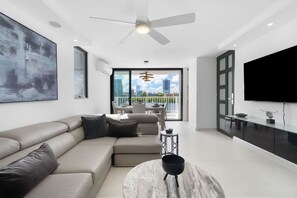 TV - Condado: 1 Block to Beach, Scenic Bay Balcony (San Juan)