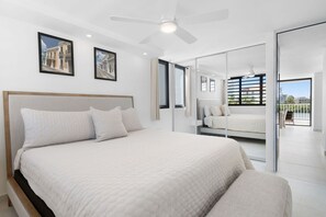 2 Schlafzimmer, Schreibtisch, Bügeleisen/Bügelbrett, Reisekinderbett