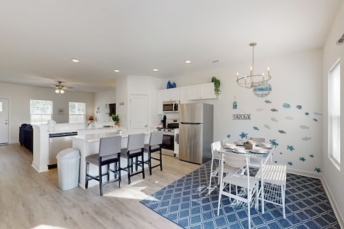 Private Dock! Lakefront Family Escape in Salisbury