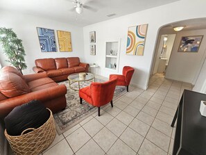 Living area - Cozy home at Lake Fairview WP and College pk (Orlando)