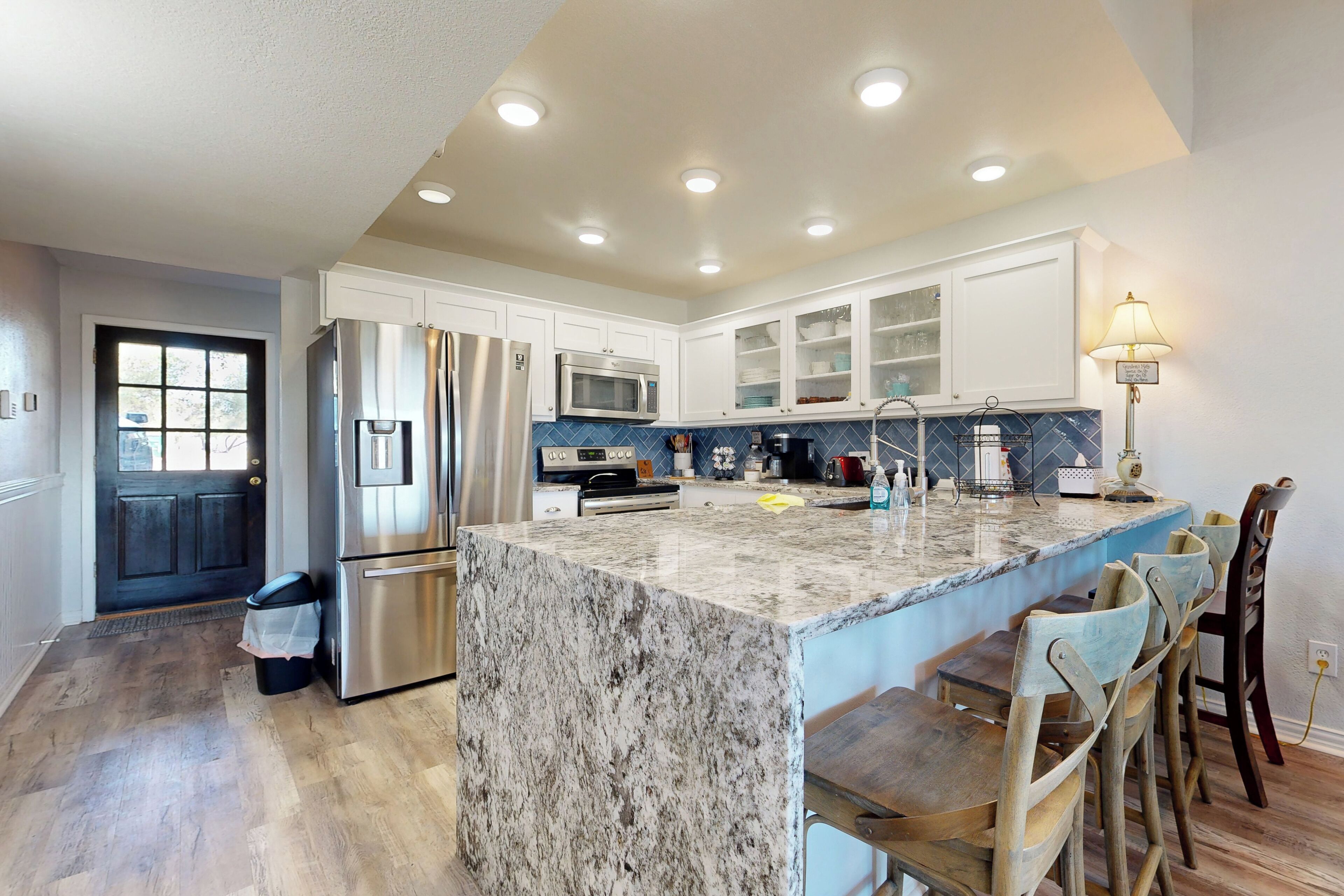 Réfrigérateur, micro-ondes, plaque de cuisson, lave-vaisselle