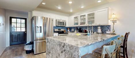 Réfrigérateur, micro-ondes, plaque de cuisson, lave-vaisselle