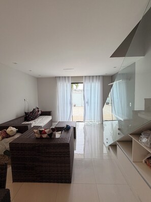 3 habitaciones, tabla de planchar con plancha, wifi y ropa de cama 