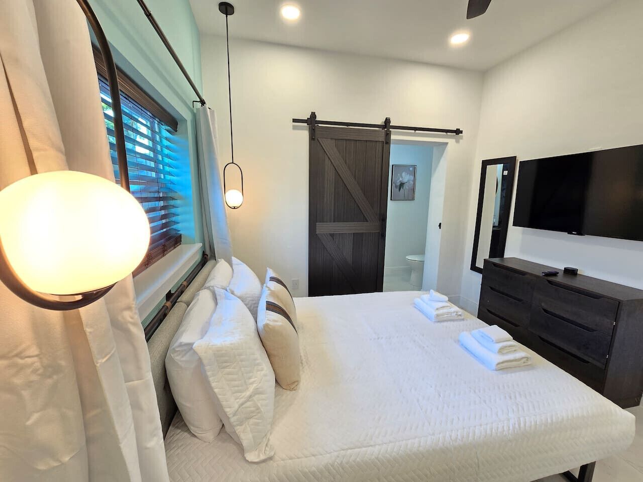 Escritorio, tabla de planchar con plancha, cuna de viaje y wifi 