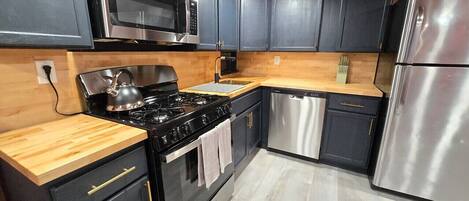 Køleskab, mikrobølgeovn, ovn, kogeplade