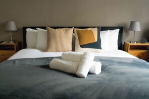 Tabla de planchar con plancha, wifi y ropa de cama 