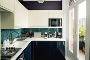Fridge, microwave, oven, stovetop - Stylish Apartment in Kensington (Greater London)