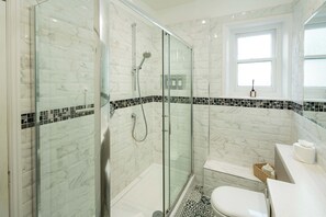 Hair dryer, towels - Stylish Apartment in Kensington (Greater London)