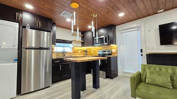 Réfrigérateur, micro-ondes, plaque de cuisson, lave-vaisselle