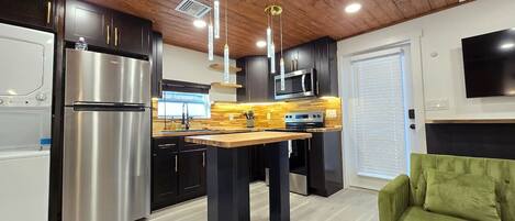 Frigorifero, microonde, piano cottura, lavastoviglie