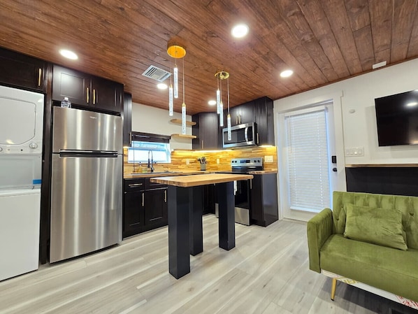 Réfrigérateur, micro-ondes, plaque de cuisson, lave-vaisselle