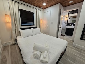 Bureau, fer et planche à repasser, lit parapluie, Wi-Fi