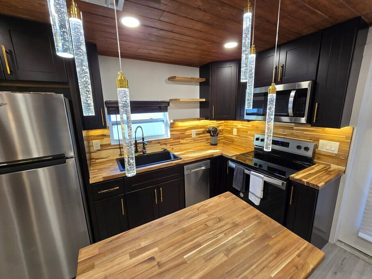 Kjøleskap, mikrobølgeovn, kokeplater og oppvaskmaskin