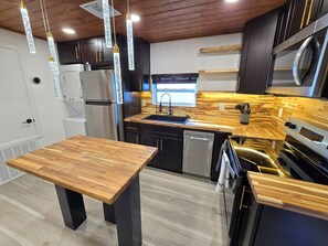 Kühlschrank, Mikrowelle, Herdplatte, Geschirrspüler