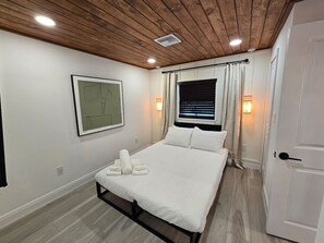 Schreibtisch, Bügeleisen/Bügelbrett, Reisekinderbett, WLAN