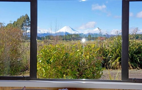 Tongariro Views Cottage. Village centre, rural outlook!
