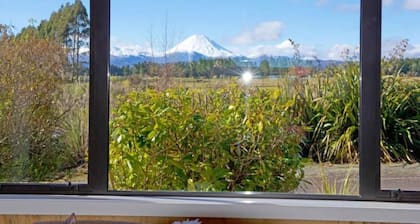 Tongariro Views Cottage. Village centre, rural outlook!
