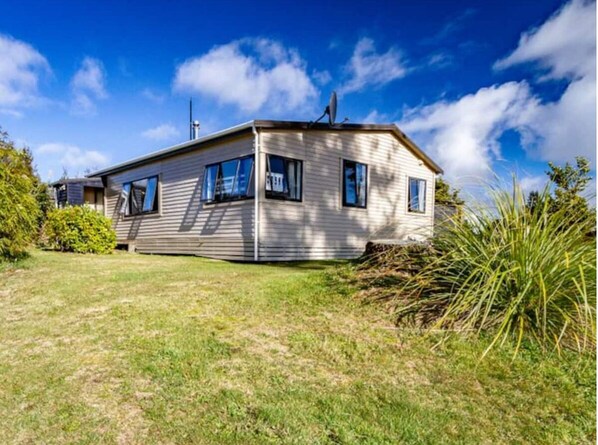 Exterior - Tongariro Views Cottage. Village centre, rural outlook! (Waimarino)