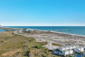 Une zone côtière avec une route, des bâtiments et une plage.
