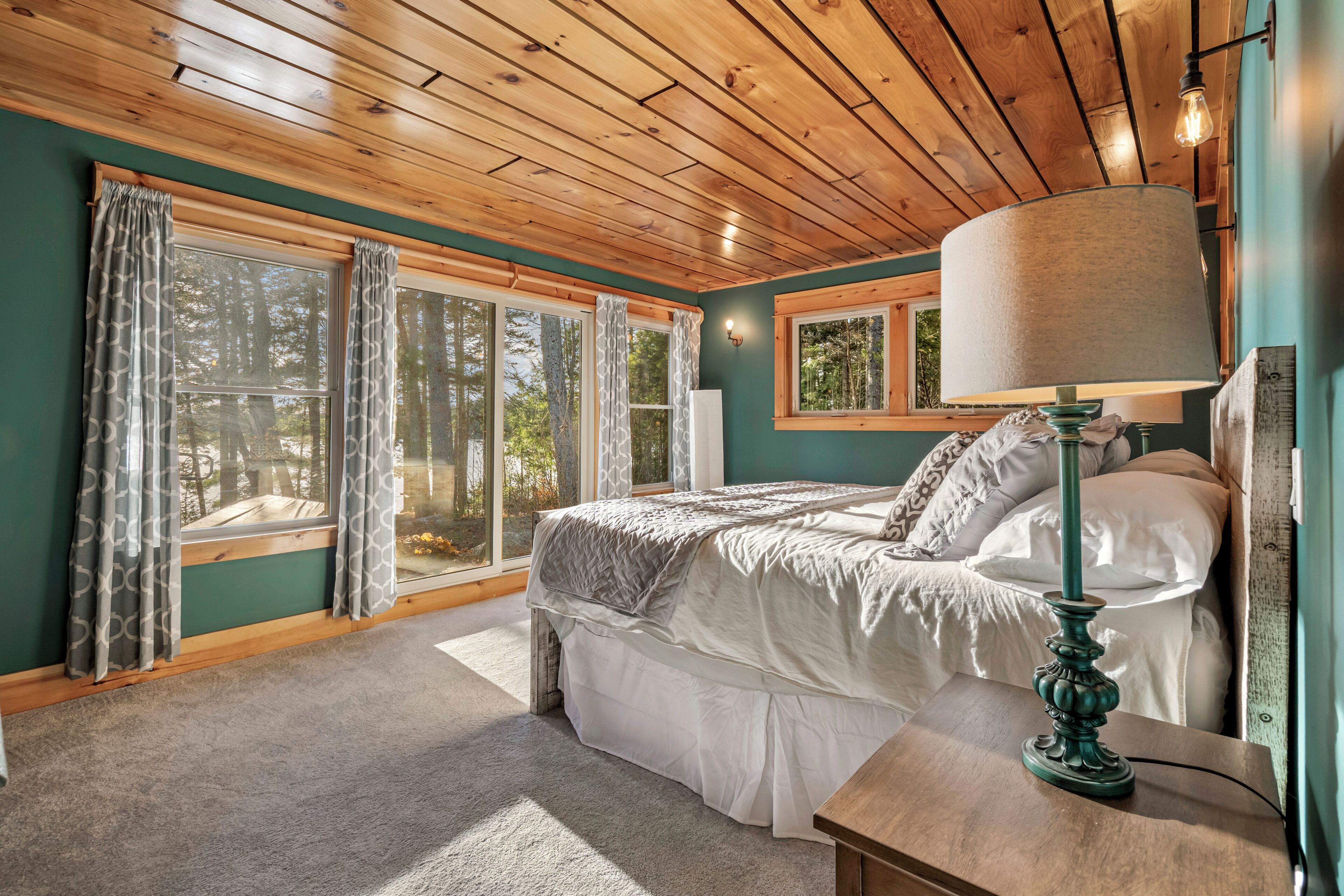 Tabla de planchar con plancha, wifi y ropa de cama 