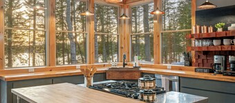 Spacious 5-Bedroom -Hot Tub, MDI, Lake front, Fire pit, Game Room, Dog Friendly!