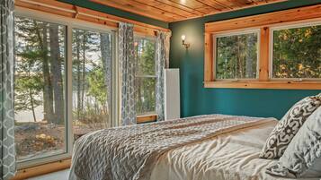 Een strijkplank/strijkijzer, wifi, beddengoed