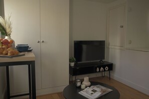 Interior - BnBNook - Cosy 2BR by Red Lion Square (Greater London)