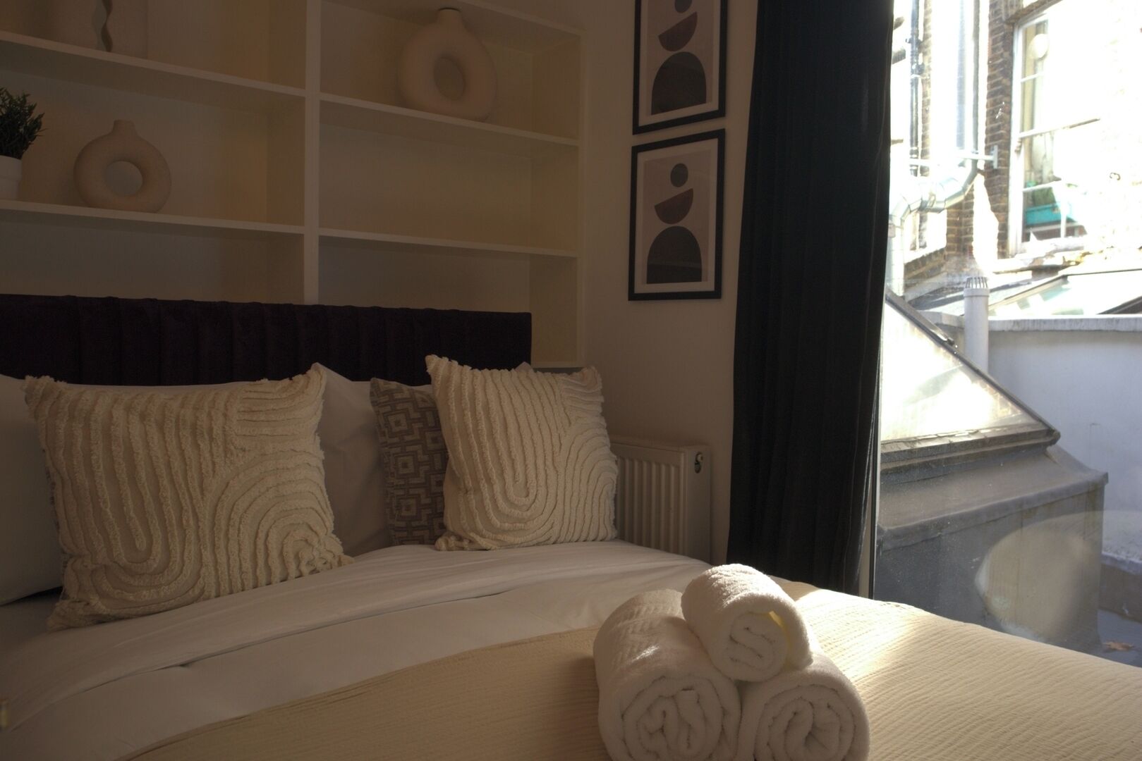 Escritorio, tabla de planchar con plancha, cuna de viaje y wifi gratis 