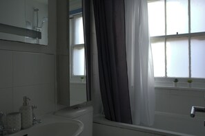 Hair dryer, towels - BnBNook - Cosy 2BR by Red Lion Square (Greater London)