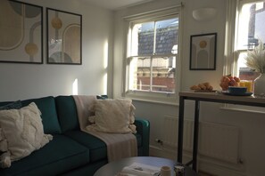 TV - BnBNook - Cosy 2BR by Red Lion Square (Greater London)