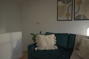 TV - BnBNook - Cosy 2BR by Red Lion Square (Greater London)