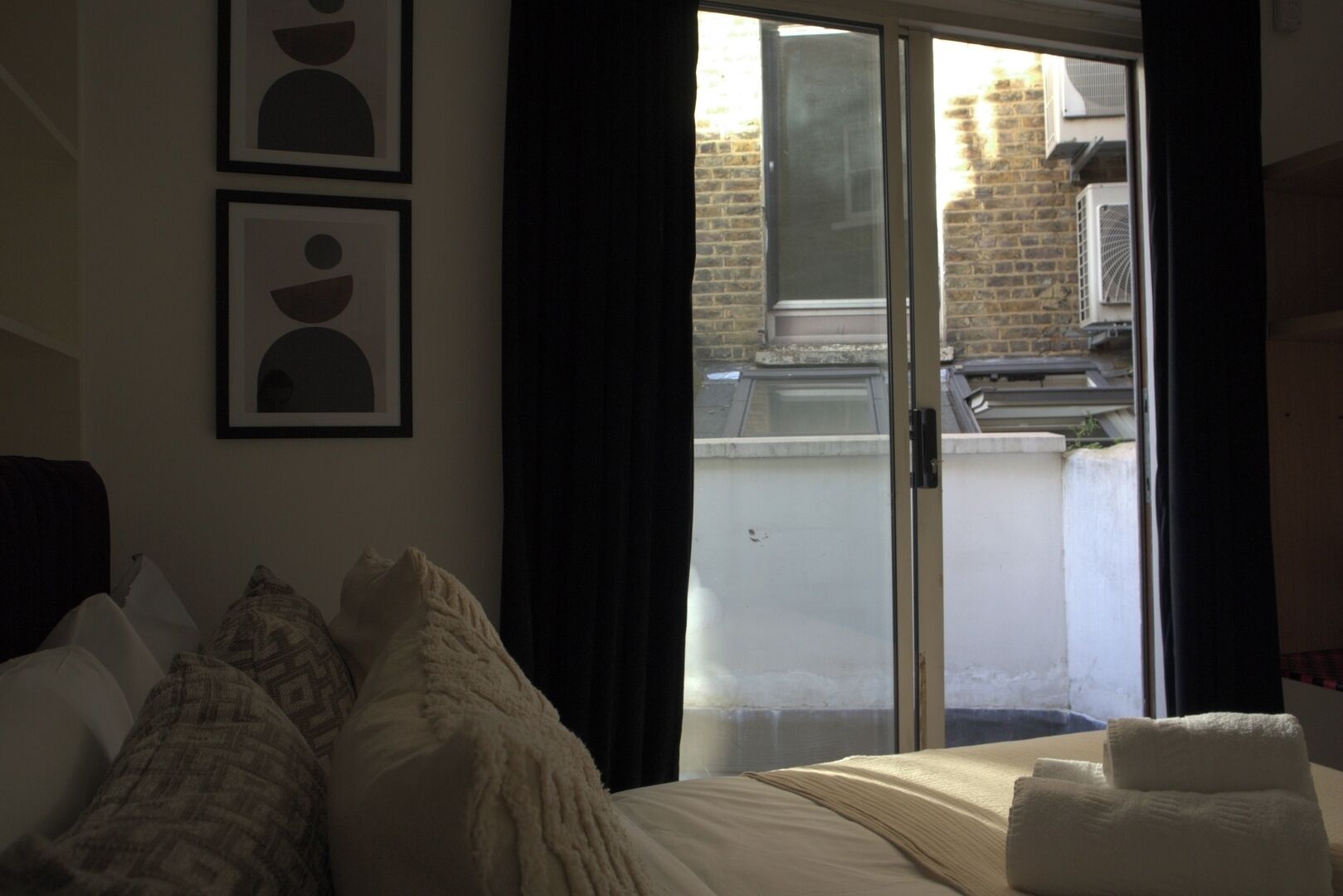 Escritorio, tabla de planchar con plancha, cuna de viaje y wifi gratis 